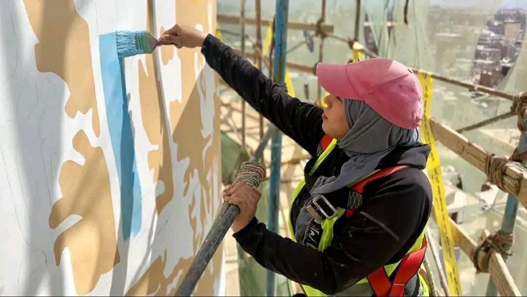الفنانة مها جميل أثناء الرسم الفنانة مها جميل أثناء الرسم