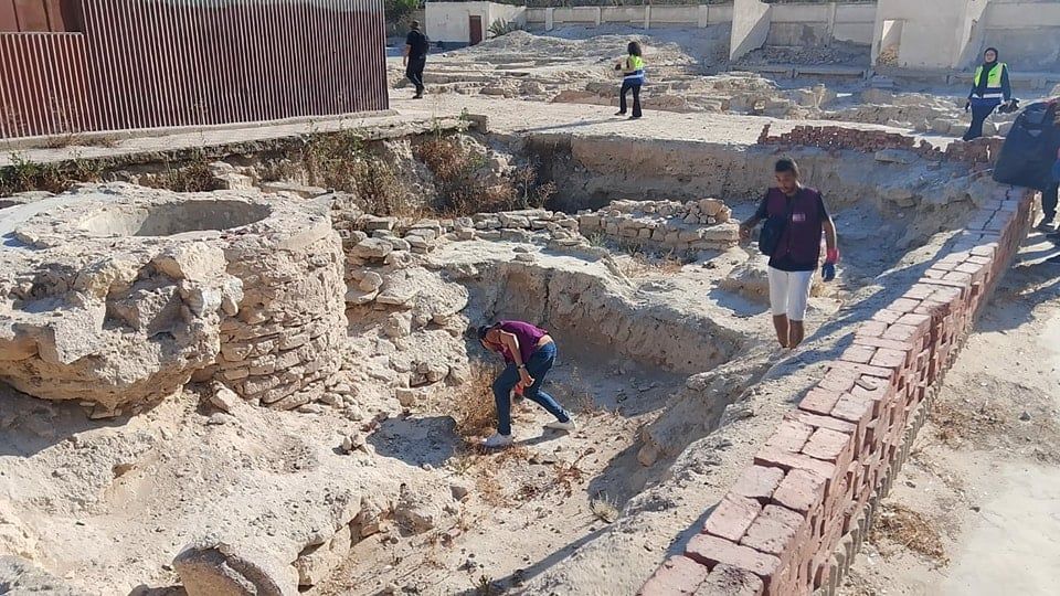 جانب من اعمال نظافة محيط القلعة جانب من اعمال نظافة محيط القلعة