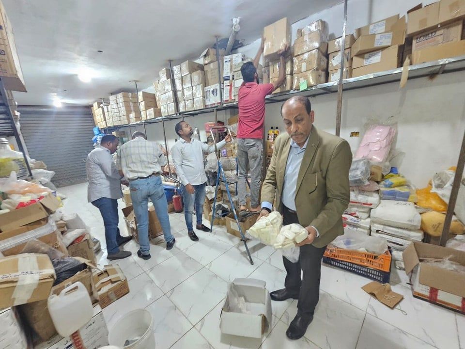 ضبط أحد أباطرة إحتكار السجائر في مخزن بشارع أحمد عرابى فى الأقصر ضبط أحد أباطرة إحتكار السجائر في مخزن بشارع أحمد عرابى فى الأقصر
