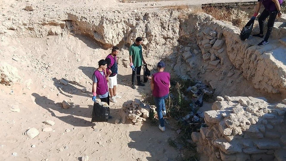 متطوعون ينظفون محيط قلعة لعريش متطوعون ينظفون محيط قلعة لعريش