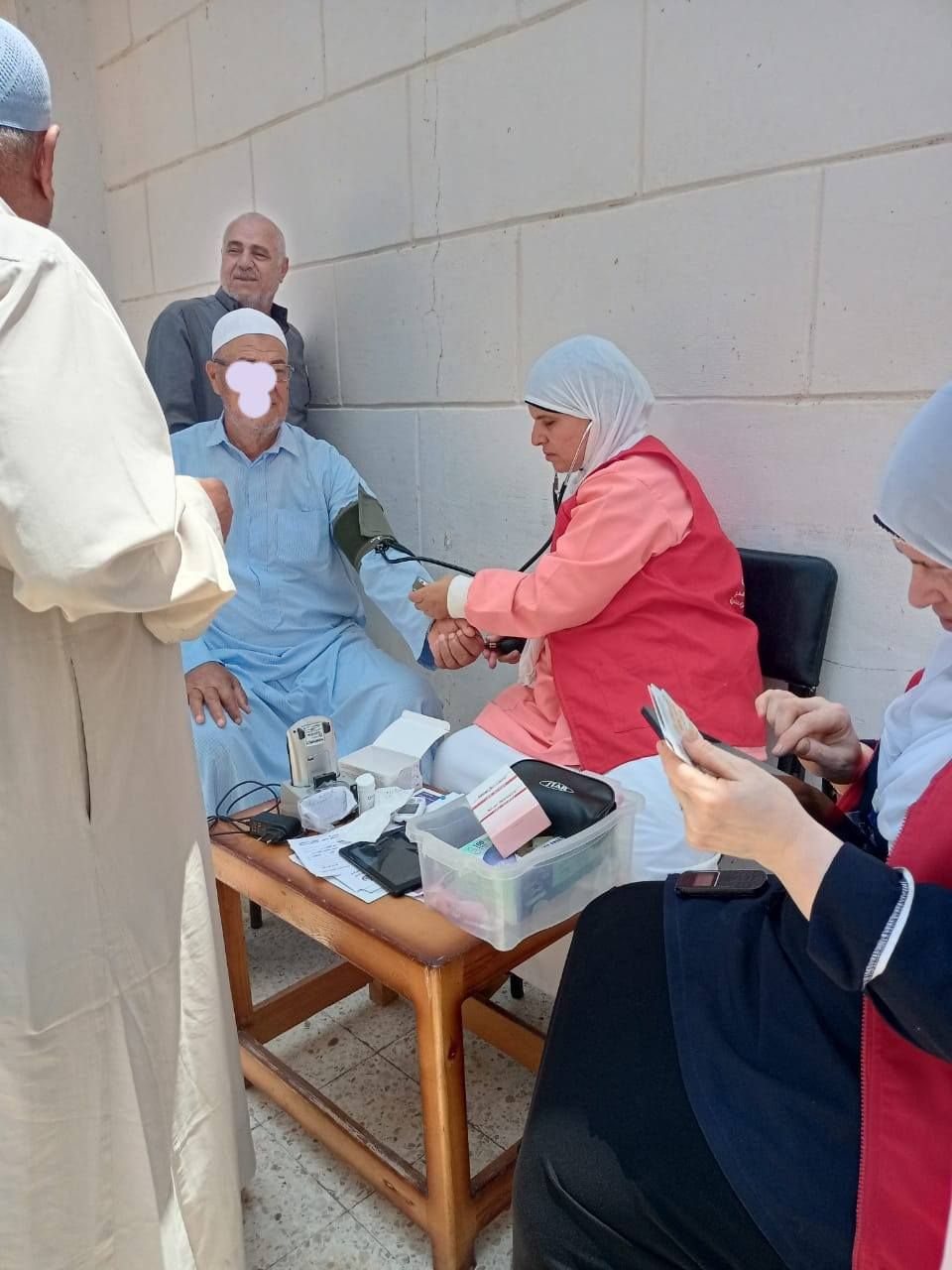 جانب من تقديم الخدمات الطبية للمرضى جانب من تقديم الخدمات الطبية للمرضى
