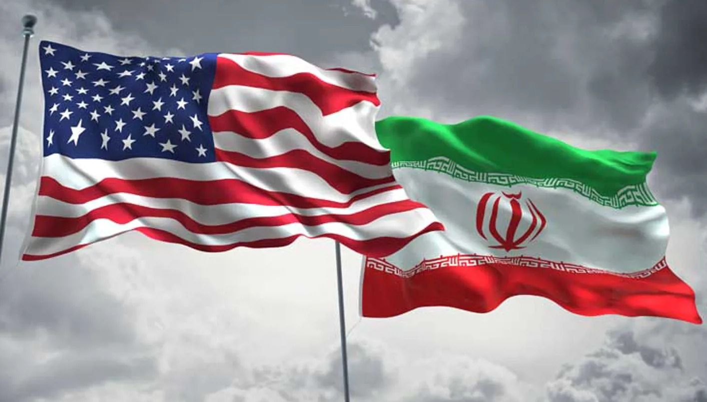 العلمان الإيراني والأميركي (من الانترنت).