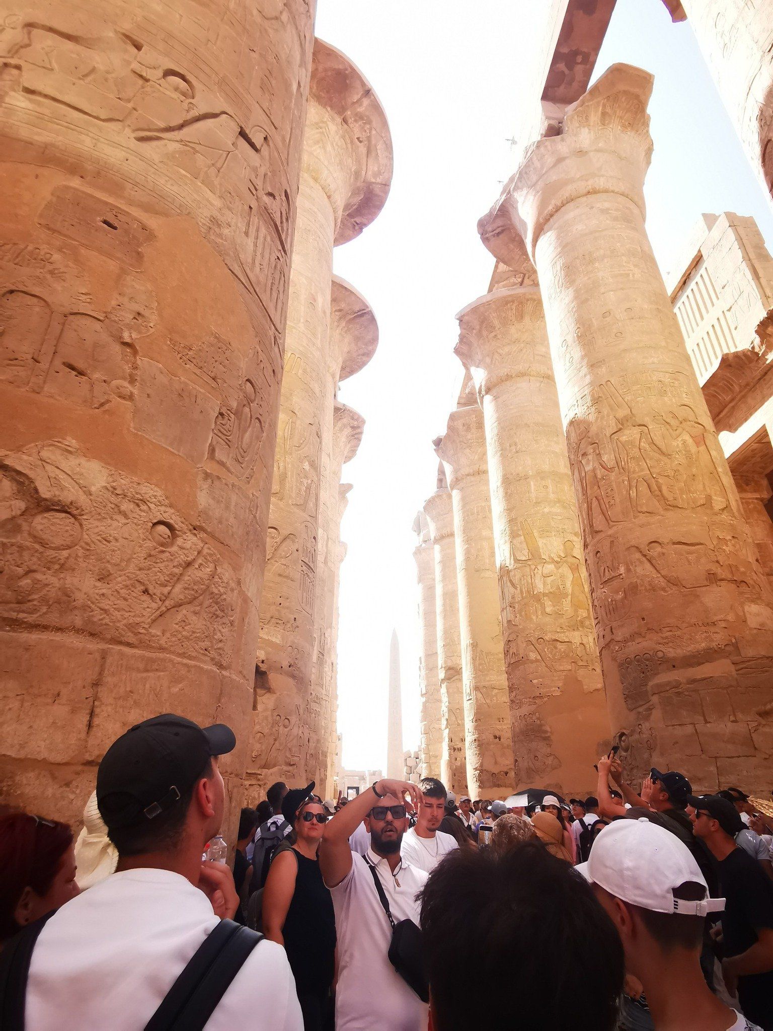 السياح بين صالة الأعمدة الكبرى بالكرنك السياح بين صالة الأعمدة الكبرى بالكرنك