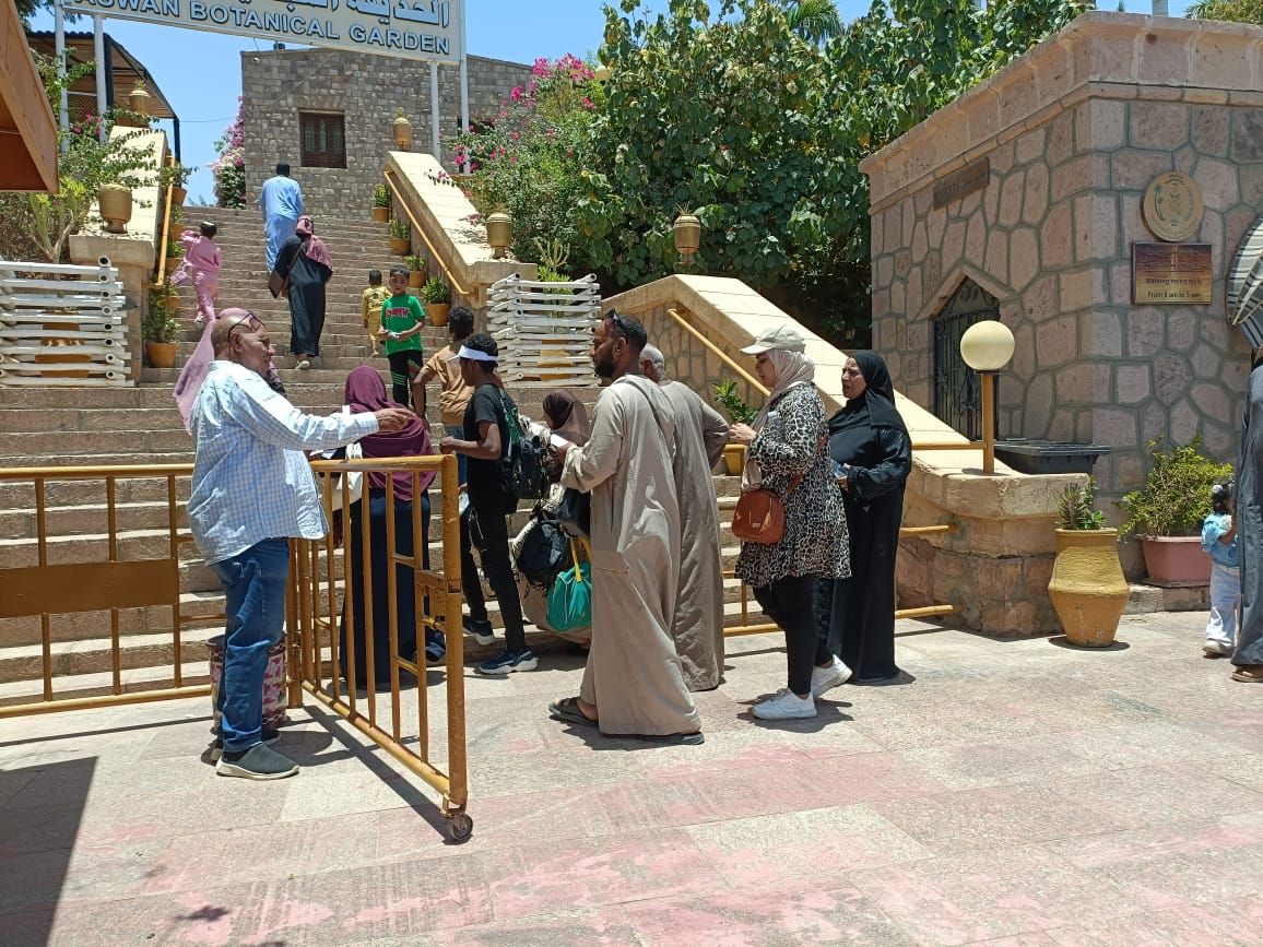جانب من زيارات المصريين جانب من زيارات المصريين