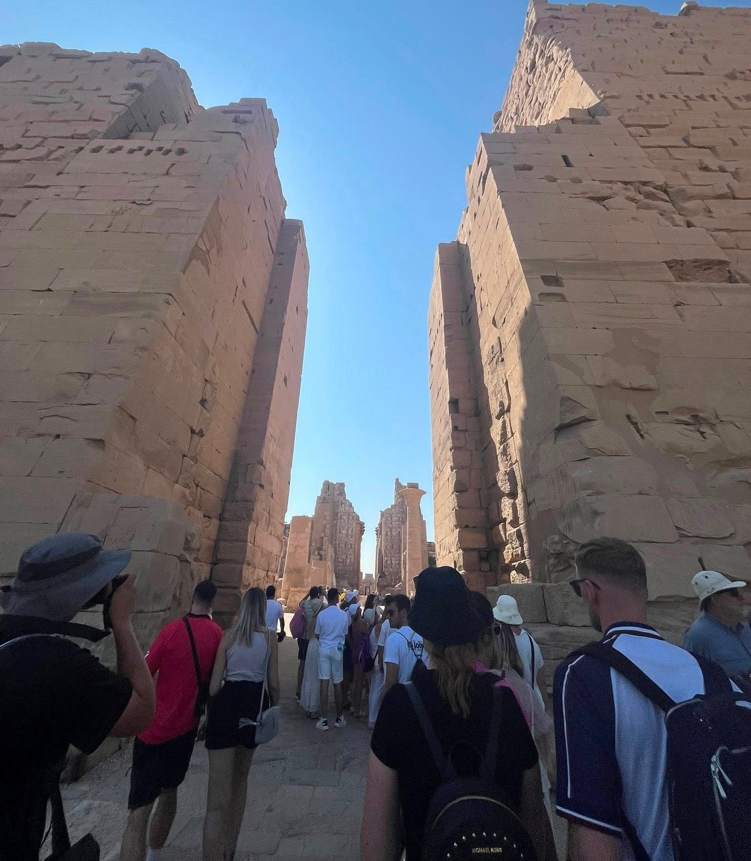الأفواج السياحية تستمتع داخل معابد الكرنك الأفواج السياحية تستمتع داخل معابد الكرنك