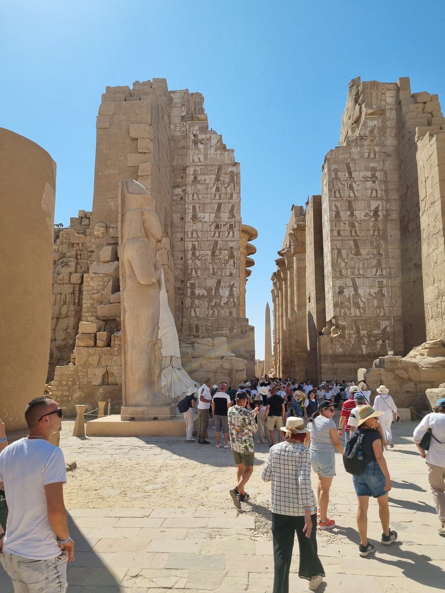 أفواج سياحية مميزة تستمتع داخل معابد الكرنك أفواج سياحية مميزة تستمتع داخل معابد الكرنك