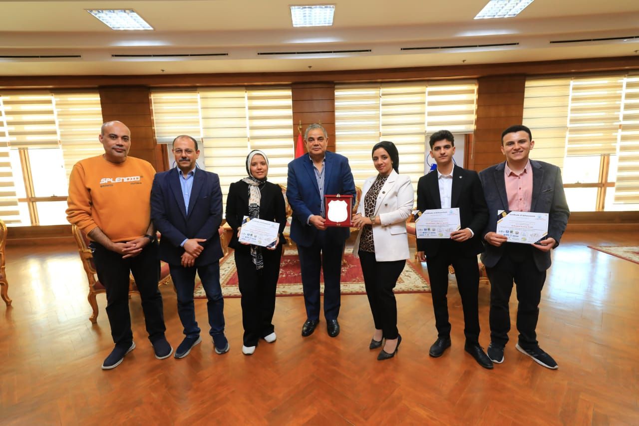 رئيس جامعة كفر الشيخ يكرم فريق كلية الذكاء الإصطناعي رئيس جامعة كفر الشيخ يكرم فريق كلية الذكاء الإصطناعي
