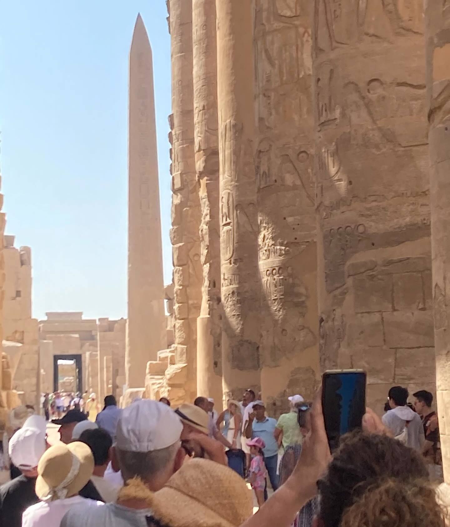 جانب من التوافد السياحى فى معابد الكرنك جانب من التوافد السياحى فى معابد الكرنك