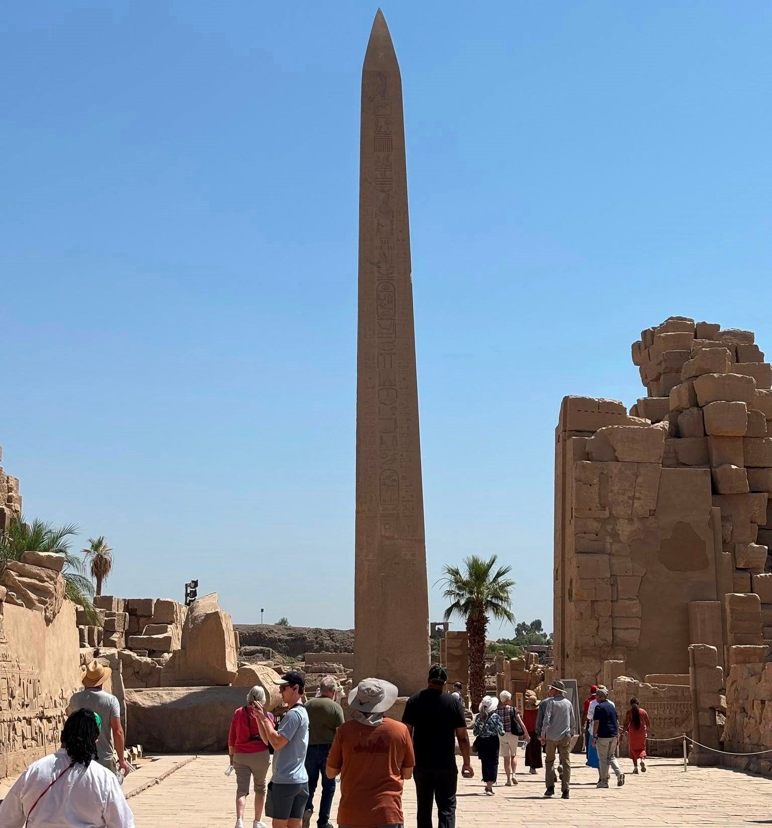 زيارات السياح واستمتاعهم بالمسلات فى الكرنك زيارات السياح واستمتاعهم بالمسلات فى الكرنك