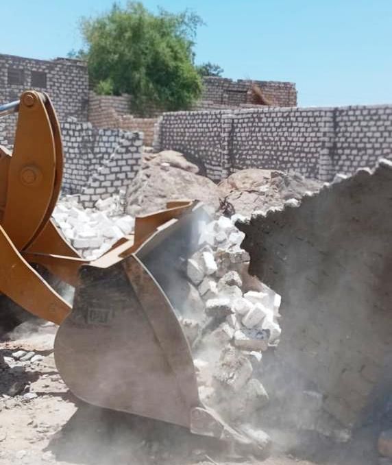 جانب من إزالة التعديات بأسوان جانب من إزالة التعديات بأسوان