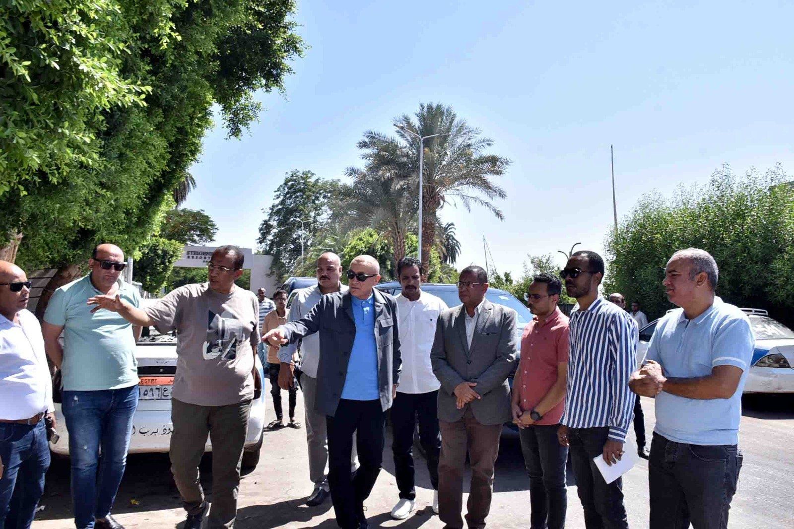 جانب من جولات محافظ الأقصر عقب صلاة الجمعة جانب من جولات محافظ الأقصر عقب صلاة الجمعة