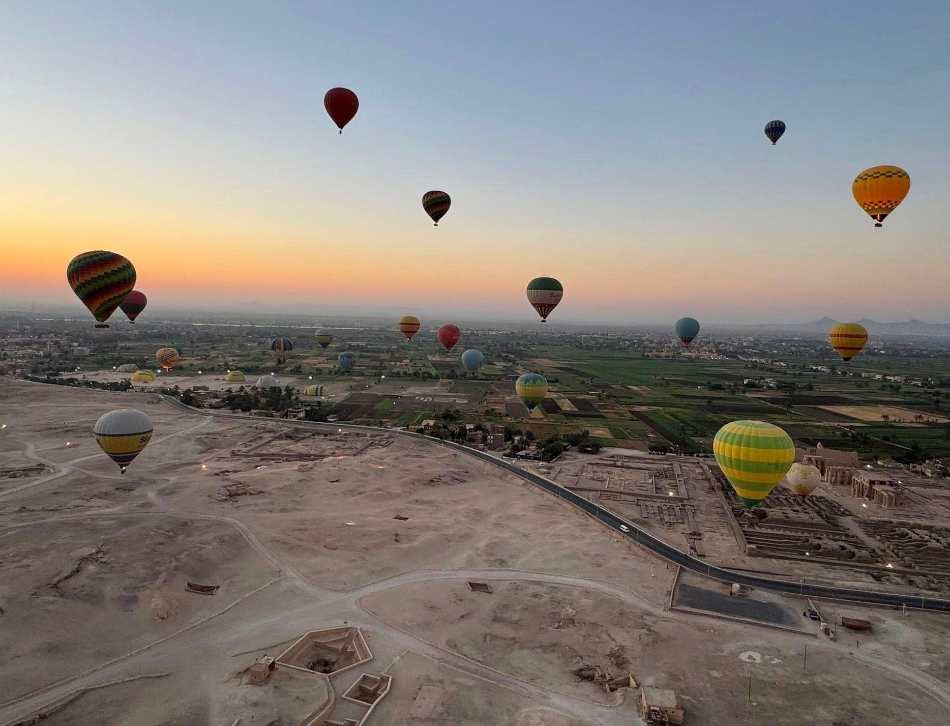 تحليق البالونات الطائر فى السماء تحليق البالونات الطائر فى السماء