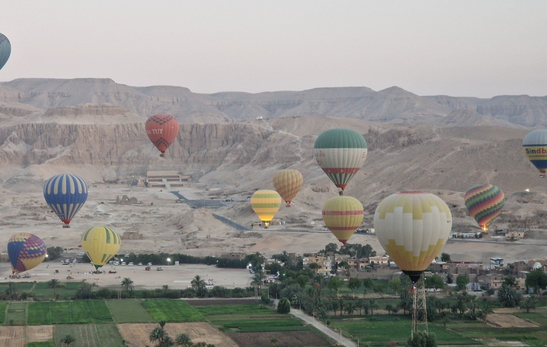 سحر تحليق البالونات الطائرة فى سماء البر الغربي سحر تحليق البالونات الطائرة فى سماء البر الغربي