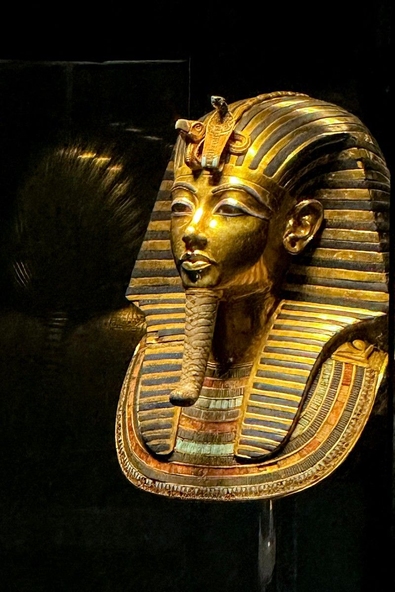القناع الجنائزي الذهبي للملك توت عنخ آمون في المتحف المصري. (أ ف ب)