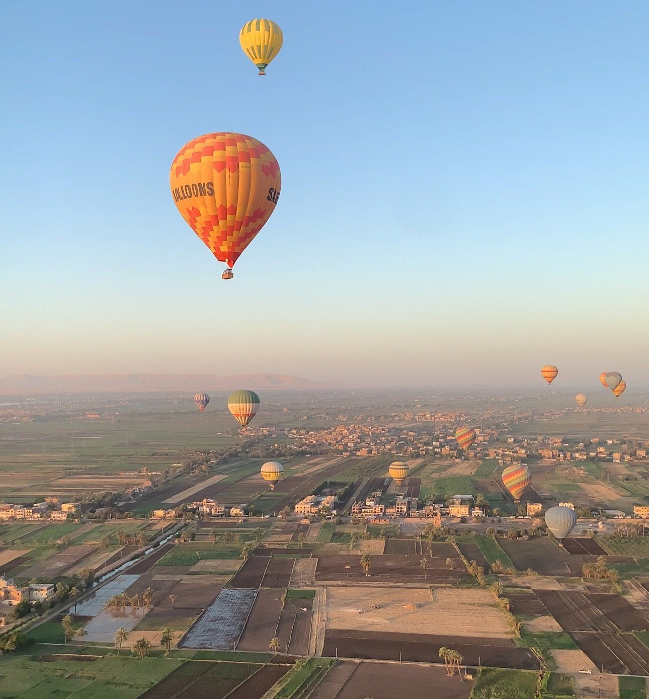 سحر تحليق رحلات البالون الطائر فى سماء غرب الأقصر سحر تحليق رحلات البالون الطائر فى سماء غرب الأقصر