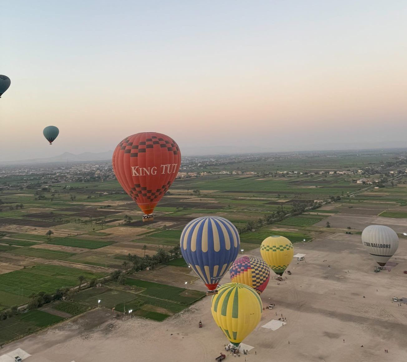 تحليق رحلات البالون الطائر فى سماء الأقصر تحليق رحلات البالون الطائر فى سماء الأقصر