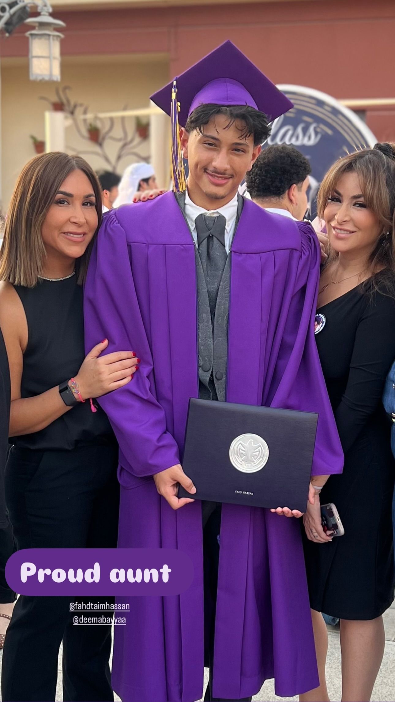 فهد تيم حسن بجانب والدته ديما بياعة.