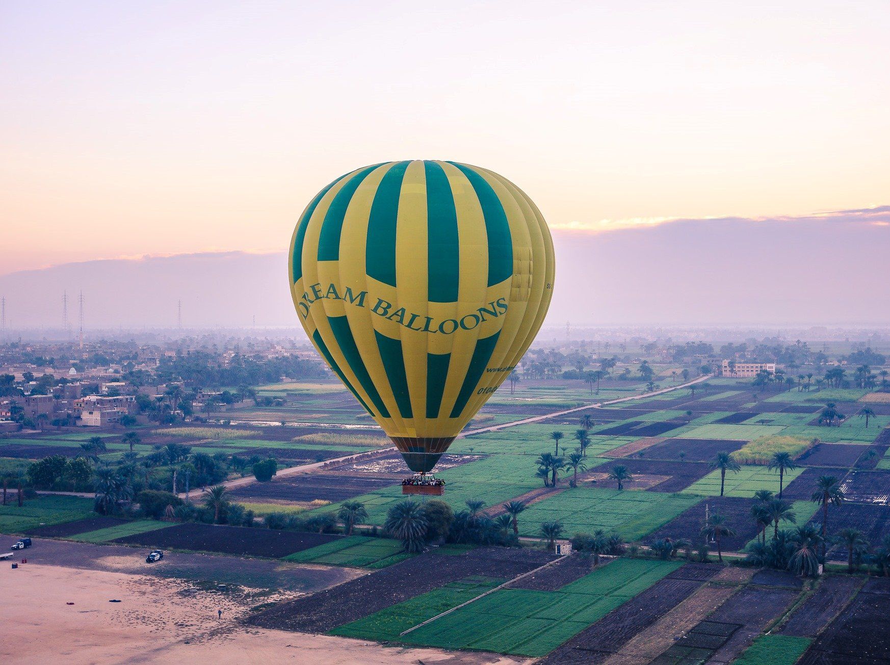 سحر البالون الطائر خلال التحليق فوق الزراعات سحر البالون الطائر خلال التحليق فوق الزراعات