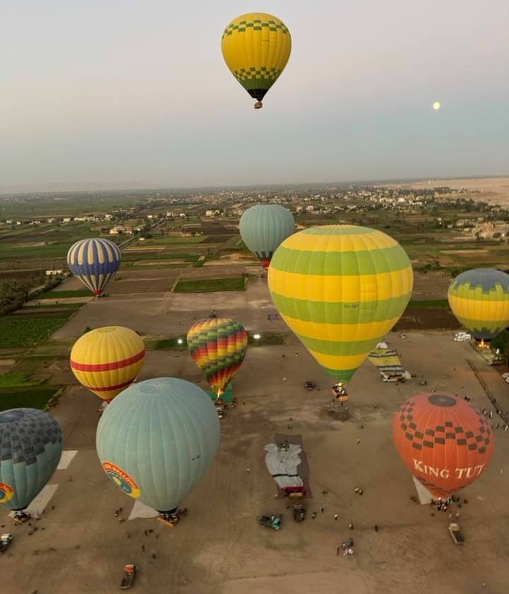 البالونات الطائرة تتجهز للإقلاع فى السماء من أرض المطار البالونات الطائرة تتجهز للإقلاع فى السماء من أرض المطار