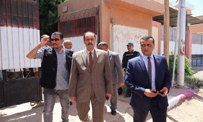 محافظ سوهاج يطمئن على حالة الملاحظين المصابين في حادث الميكروباص