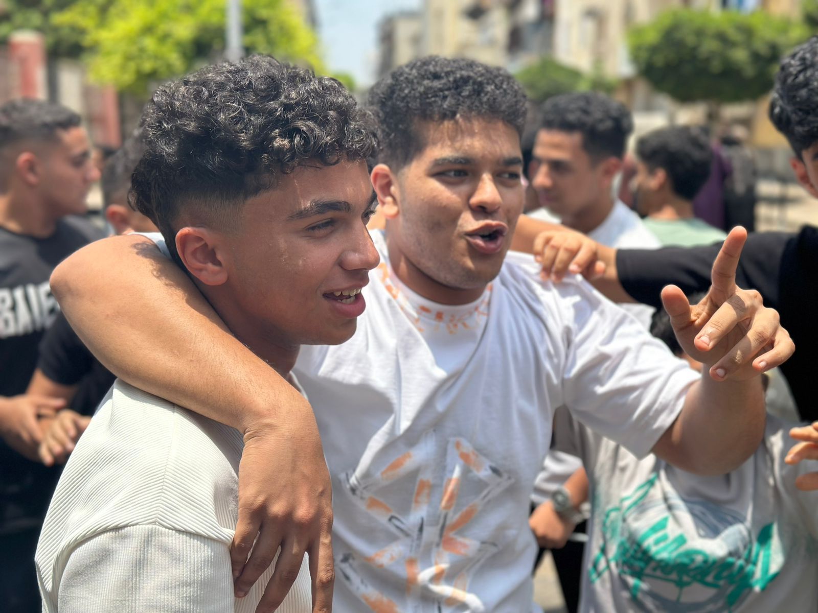 الفرحة بين الطلاب الفرحة بين الطلاب