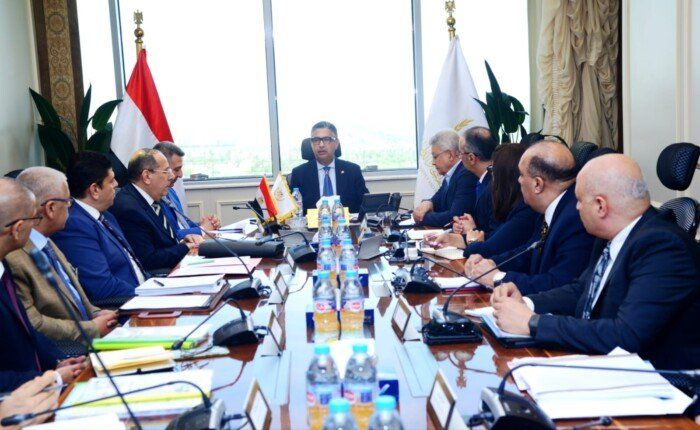 لمتابعة موقف المخزون الاستراتيجي.. وزير التموين يعقد اجتماعًا مع قيادات القابضة للصناعات الغذائية