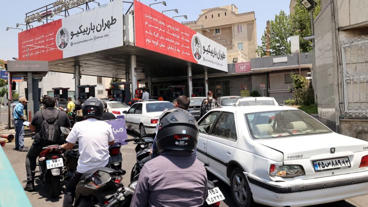ايرانيون امام محطة وقود في طهران (ا ف ب)