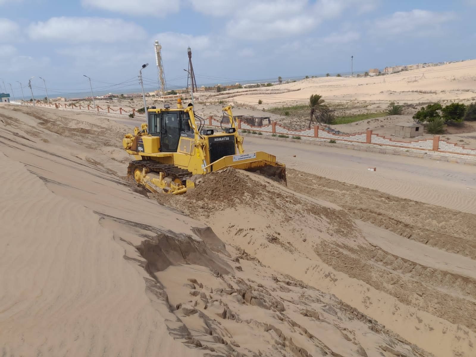جانب من رفع الرمال بالمصيف جانب من رفع الرمال بالمصيف