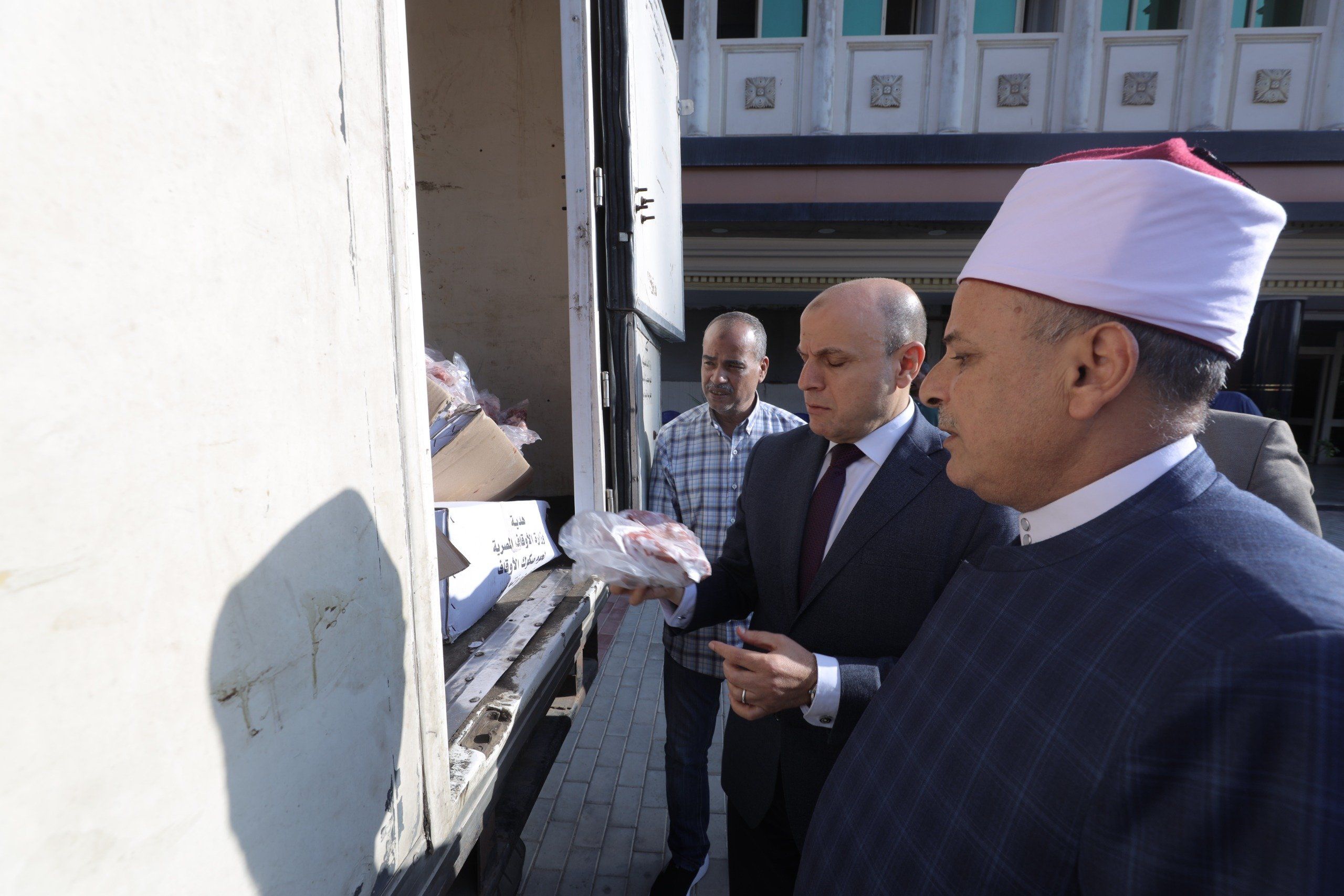 محافظ كفر الشيخ يشهد وصول 2 طن لحوم أضاحي لتوزيعها على الاسر الأولى بالرعاية محافظ كفر الشيخ يشهد وصول 2 طن لحوم أضاحي لتوزيعها على الاسر الأولى بالرعاية