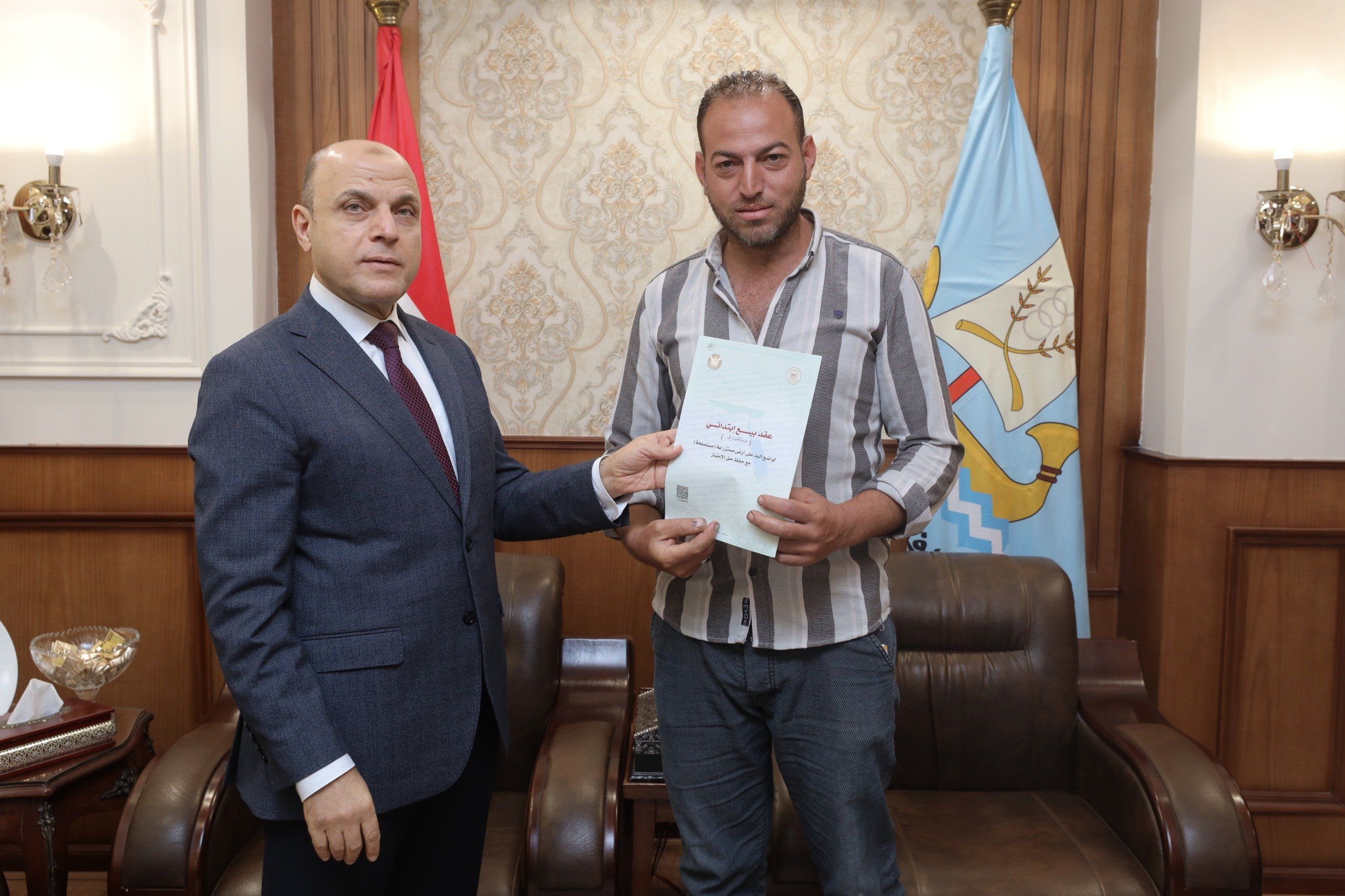 تسليم عقد تقنين لمواطن بكفر الشيخ تسليم عقد تقنين لمواطن بكفر الشيخ