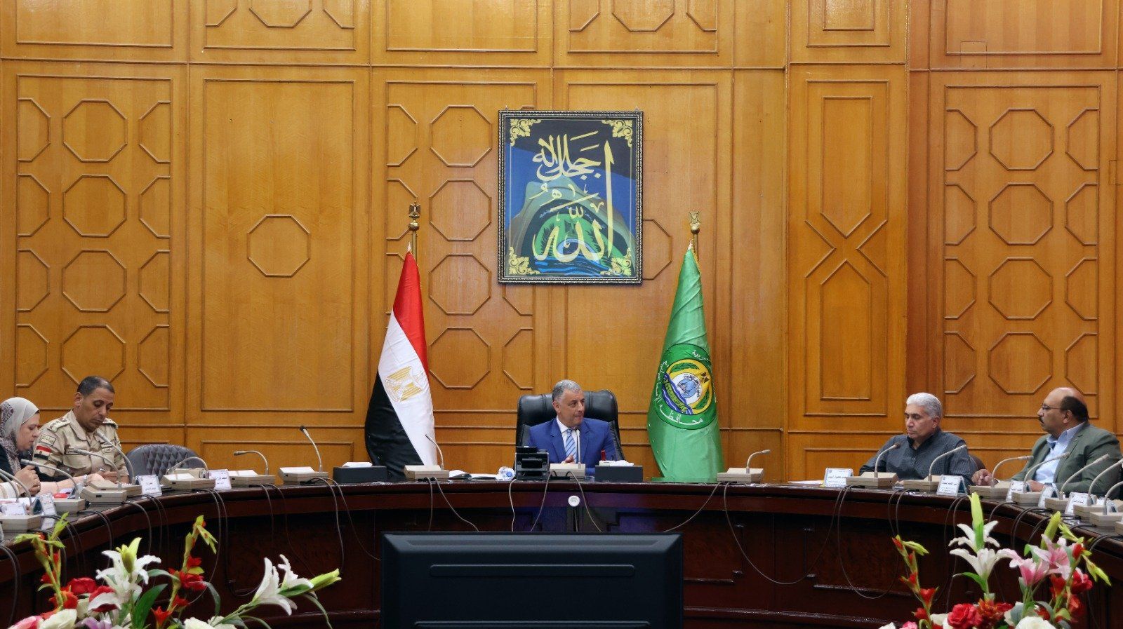 محافظ الإسماعيلية يناقش مطالب الأهالى بخصوص مياه الشرب بالمراكز والمدن والأحياء (2) محافظ الإسماعيلية يناقش مطالب الأهالى بخصوص مياه الشرب بالمراكز والمدن والأحياء (2)