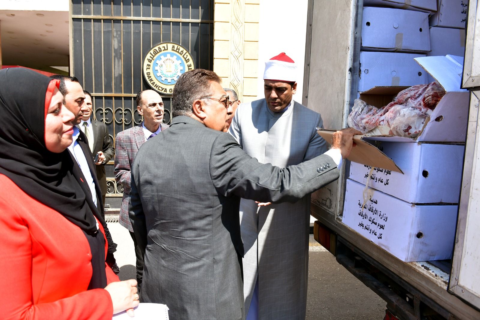 محافظ الدقهلية يستلم صكوك الأضاحى من وكيل وزارة الأوقاف (2) محافظ الدقهلية يستلم صكوك الأضاحى من وكيل وزارة الأوقاف (2)