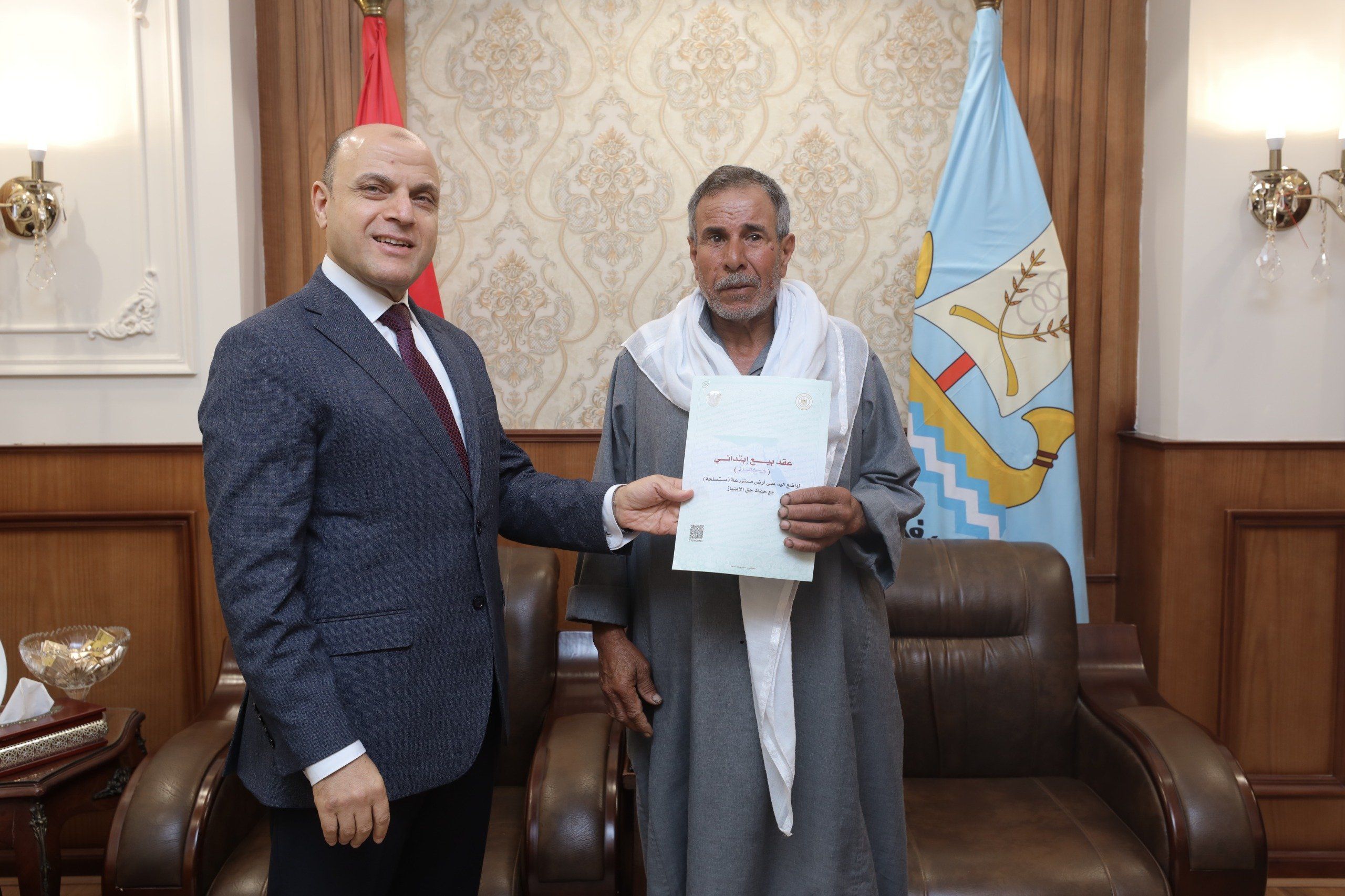 مواطن يتسلم عقد تقنين من محافظ كفر الشيخ مواطن يتسلم عقد تقنين من محافظ كفر الشيخ