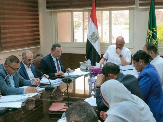 محافظ القليوبية يترأس اجتماع مجلس المناطق الصناعية لتعزيز فرص الاستثمار