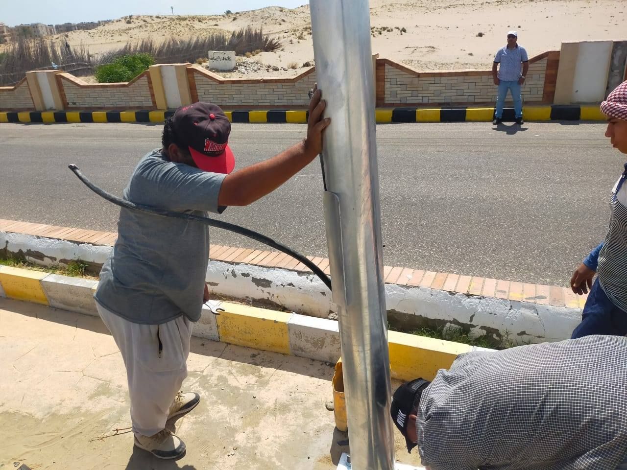 تركيب أعمدة جديدة بمصيف بلطيم تركيب أعمدة جديدة بمصيف بلطيم