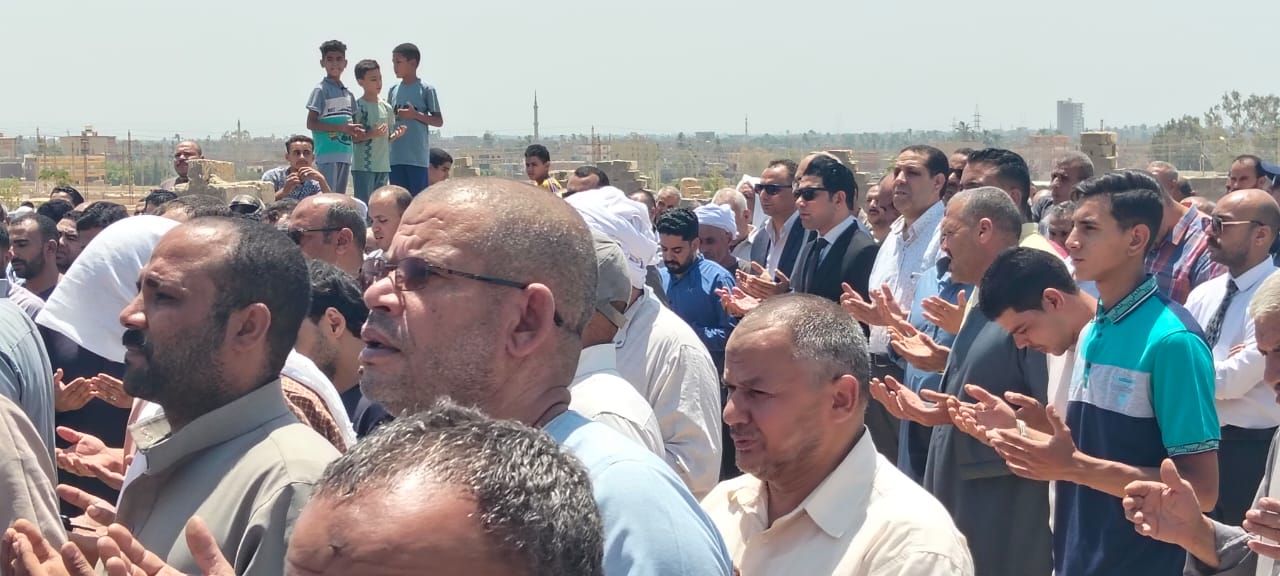 تشييع جثمان محمد كامل مدير العلاقات العامة بسوهاج (1) تشييع جثمان محمد كامل مدير العلاقات العامة بسوهاج (1)