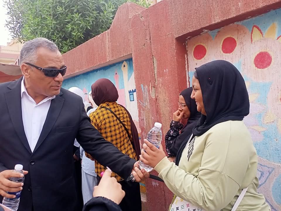 مدير إدارة العبور يوزع المياه على الطالبات مدير إدارة العبور يوزع المياه على الطالبات