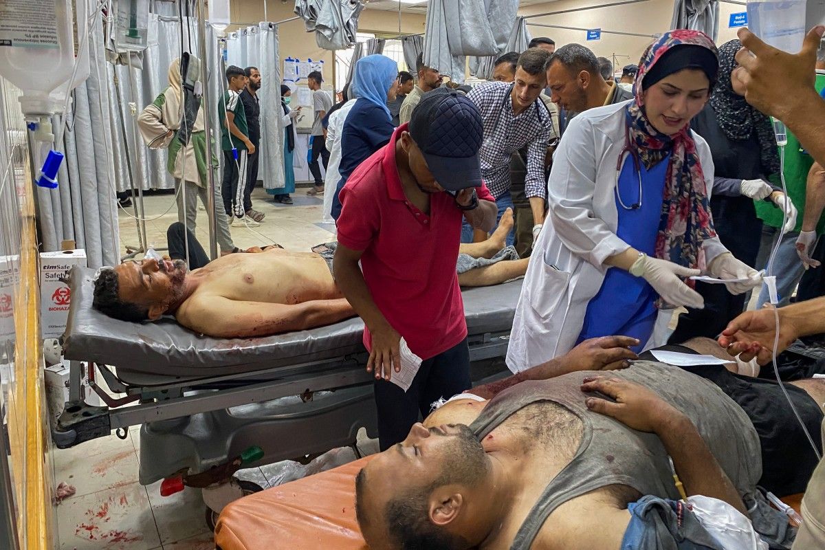 فلسطينيون أصيبوا بجروح يتلقون العلاج في مستشفى ناصر بخان يونس (ا ف ب)