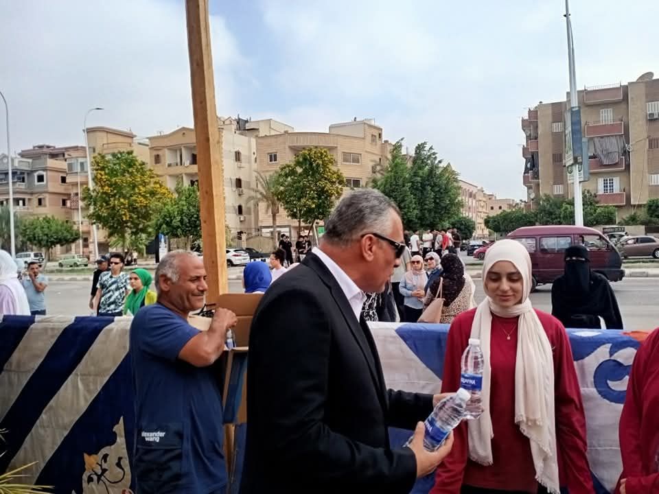 مدير إدارة العبور التعليمية يوزع زجاجات مياه على طلاب الثانوية العامة قبل دخول اللجان مدير إدارة العبور التعليمية يوزع زجاجات مياه على طلاب الثانوية العامة قبل دخول اللجان