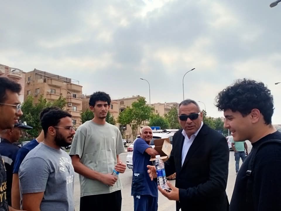 مدير إدارة العبور يوزع المياه على طلاب الثانوية العامة قبل دخول اللجان مدير إدارة العبور يوزع المياه على طلاب الثانوية العامة قبل دخول اللجان