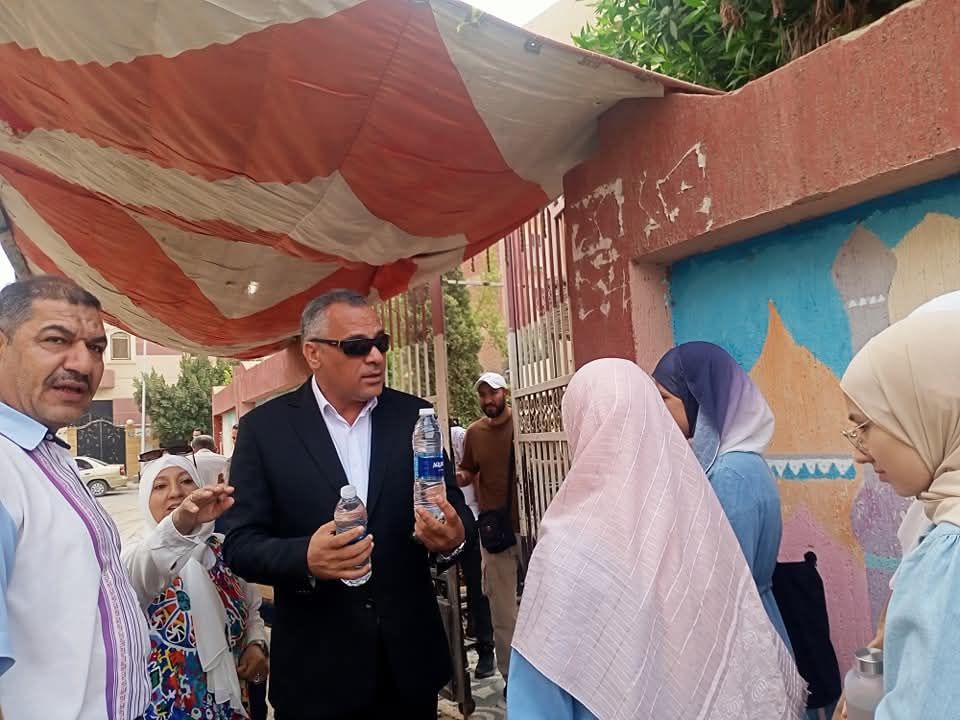 مدير إدارة العبور يوزع المياه على طالبات الثانوية العامة مدير إدارة العبور يوزع المياه على طالبات الثانوية العامة