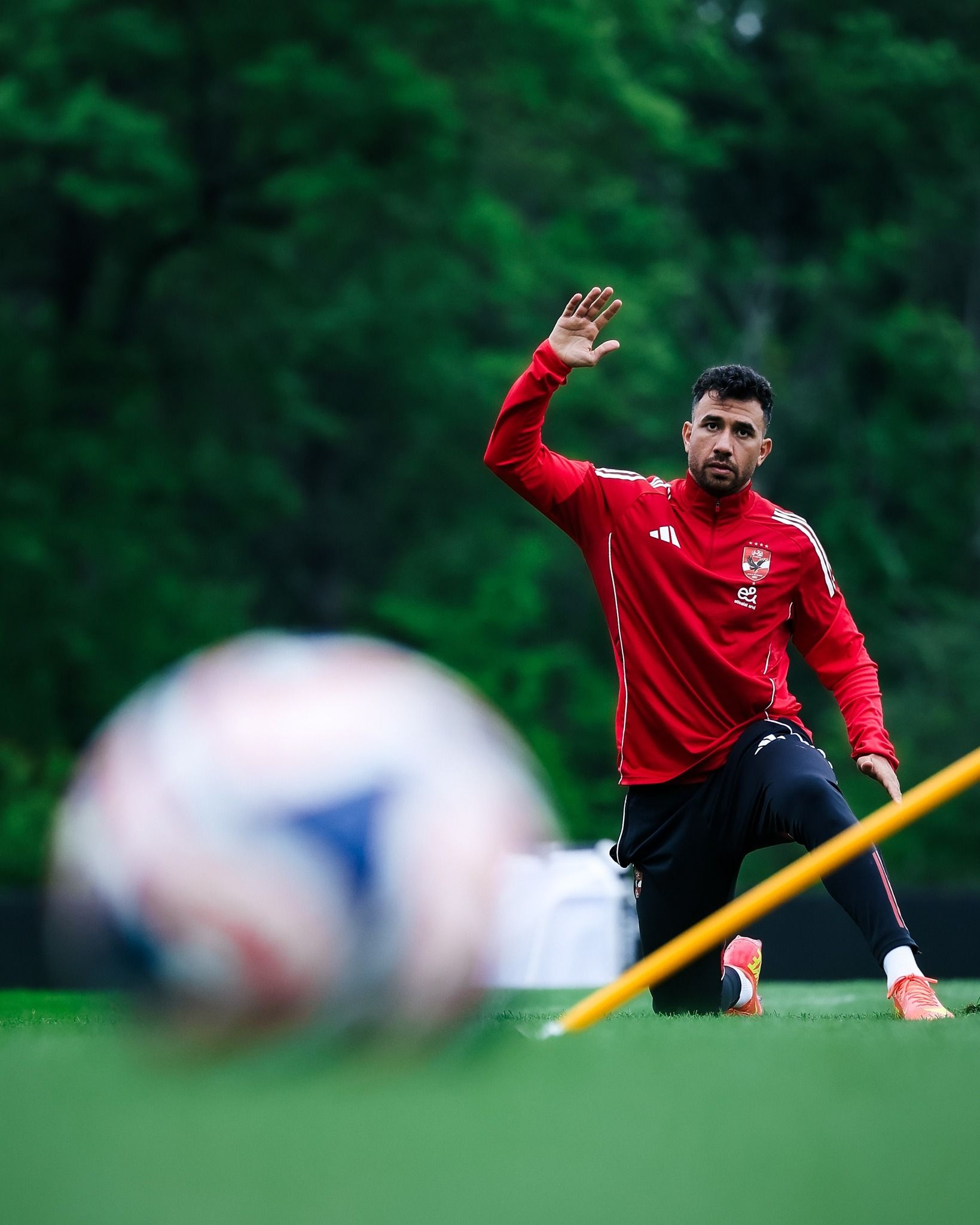 May be an image of 1 person, playing soccer, playing football and text that says 'en 二'