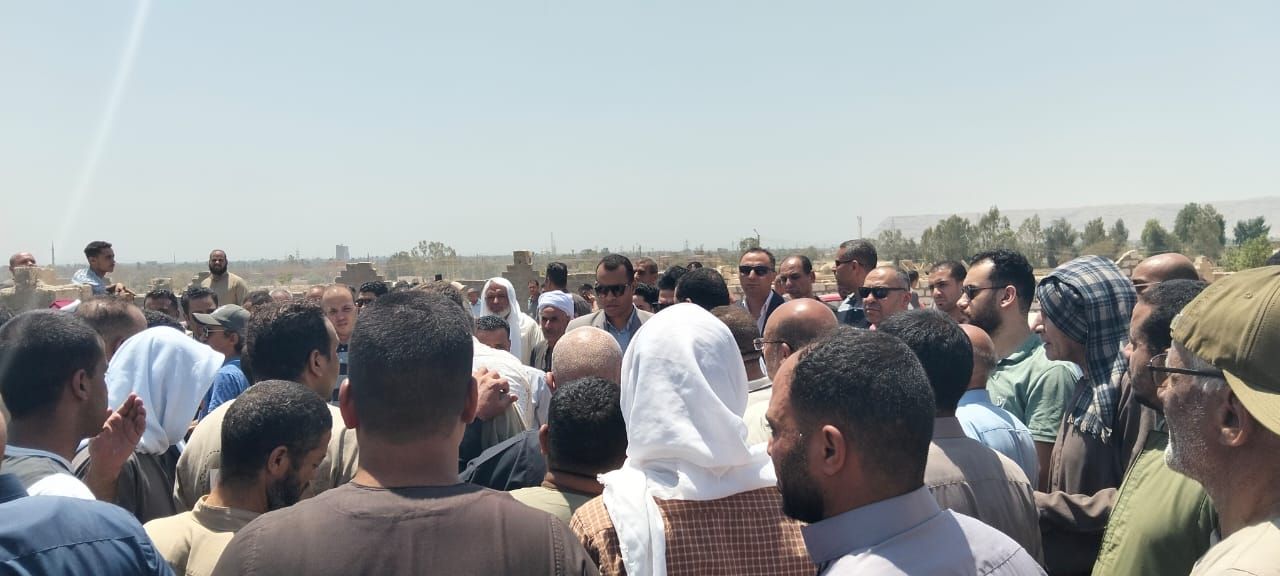 تشييع جثمان محمد كامل مدير العلاقات العامة بسوهاج (3) تشييع جثمان محمد كامل مدير العلاقات العامة بسوهاج (3)