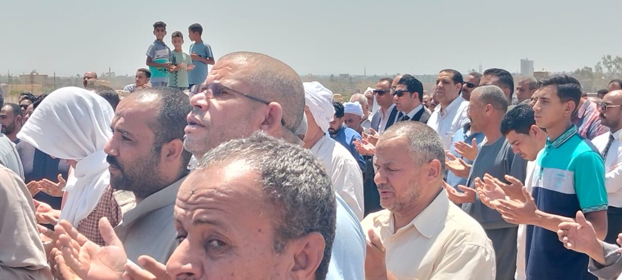 تشييع جثمان محمد كامل مدير العلاقات العامة بسوهاج تشييع جثمان محمد كامل مدير العلاقات العامة بسوهاج