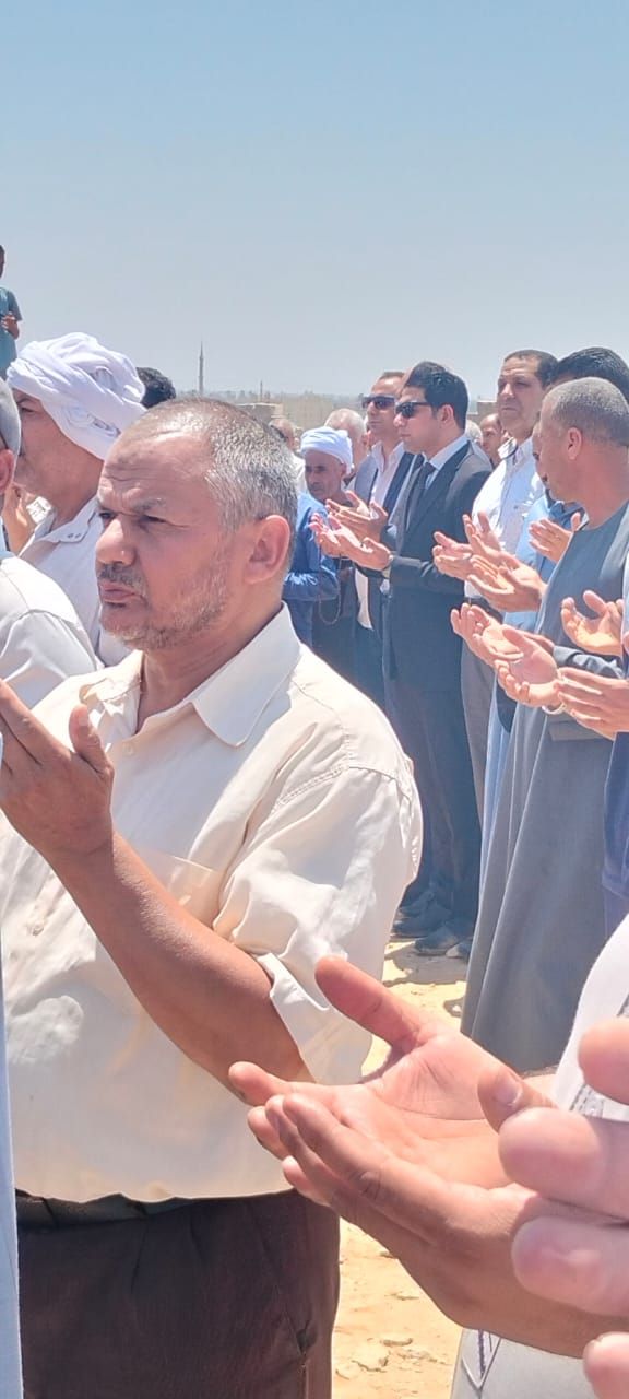 تشييع جثمان محمد كامل مدير العلاقات العامة بسوهاج (2) تشييع جثمان محمد كامل مدير العلاقات العامة بسوهاج (2)