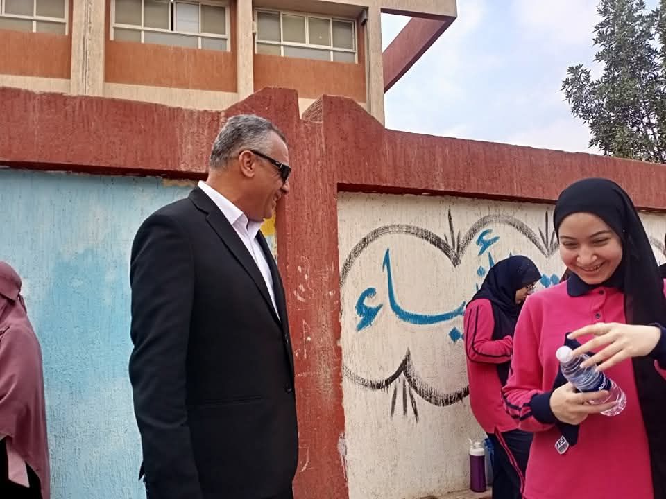 مدير إدارة العبور التعليمية يوزع زجاجات مياه على طلاب الثانوية العامة مدير إدارة العبور التعليمية يوزع زجاجات مياه على طلاب الثانوية العامة