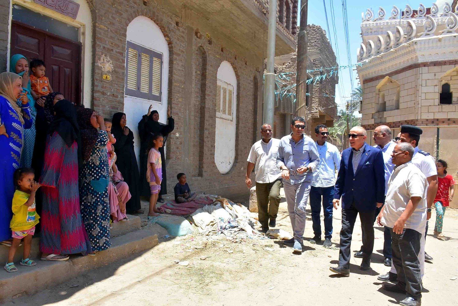 المحافظ يوجه بحل عاجل لمشكلة المياه السطحية بقرية النمسا المحافظ يوجه بحل عاجل لمشكلة المياه السطحية بقرية النمسا