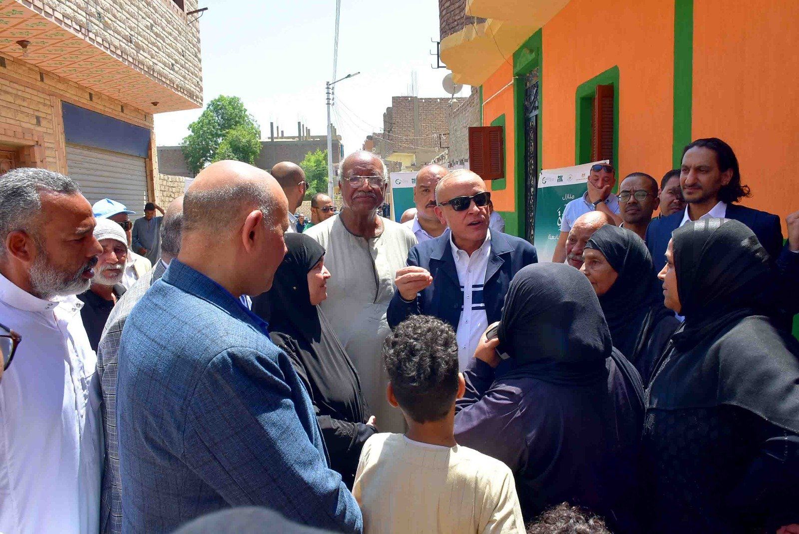 لقاء المحافظ مع أهالى قرية الحبيل خلال متابعة المشروع لقاء المحافظ مع أهالى قرية الحبيل خلال متابعة المشروع