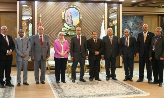 رئيس جامعة جنوب الوادى يستقبل الرئيس التنفيذي للبنك الزراعي المصري