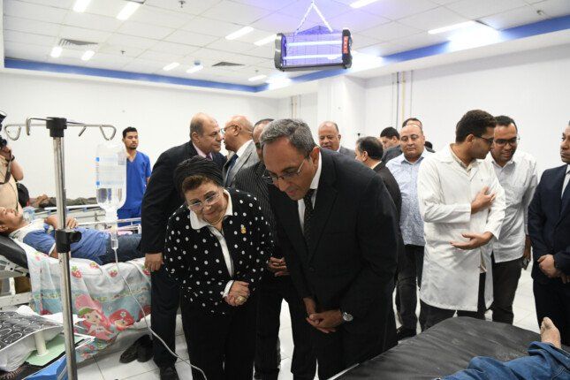 محافظ قنا يزور مصابي حادث منتدبي امتحانات الثانوية بدشنا ويوجه بتقديم الدعم الطبي والاجتماعي